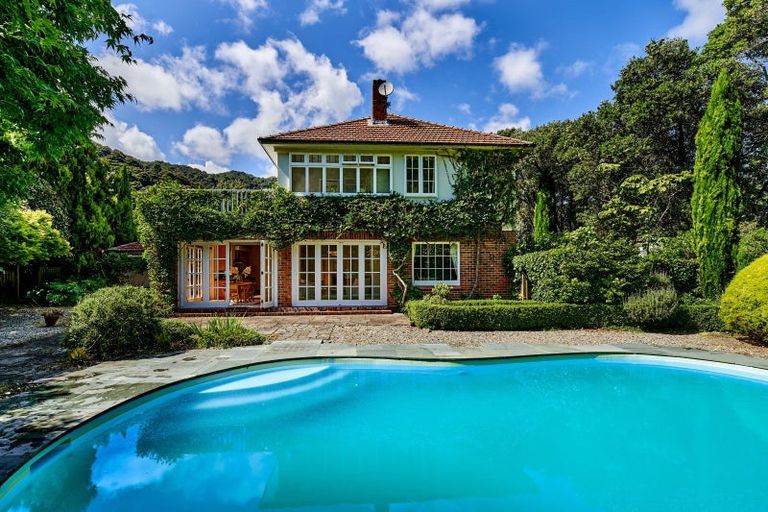 Photo of property in 2 Dillon Street, Lowry Bay, Lower Hutt, 5013