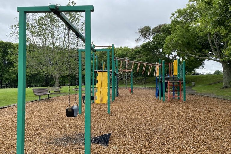 Photo of property in 5 Segedin Place, Glenfield, Auckland, 0629