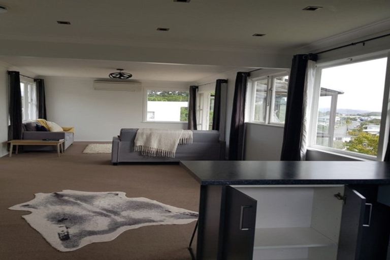 Photo of property in 48 Brooker Grove, Newlands, Wellington, 6037