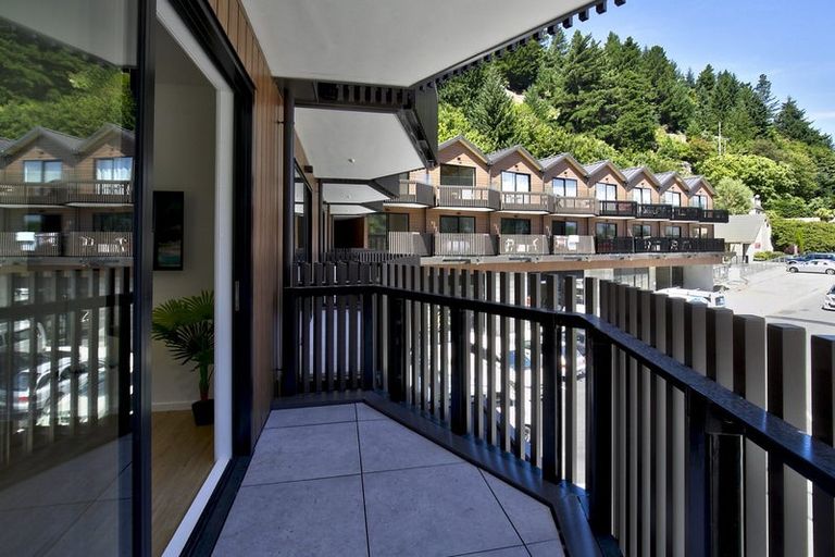 Photo of property in The Alex Apartments, 32/135b Hallenstein Street, Queenstown, 9300