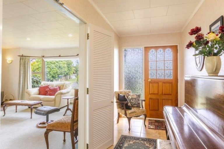 Photo of property in 9 Deakin Place, Clive, 4102