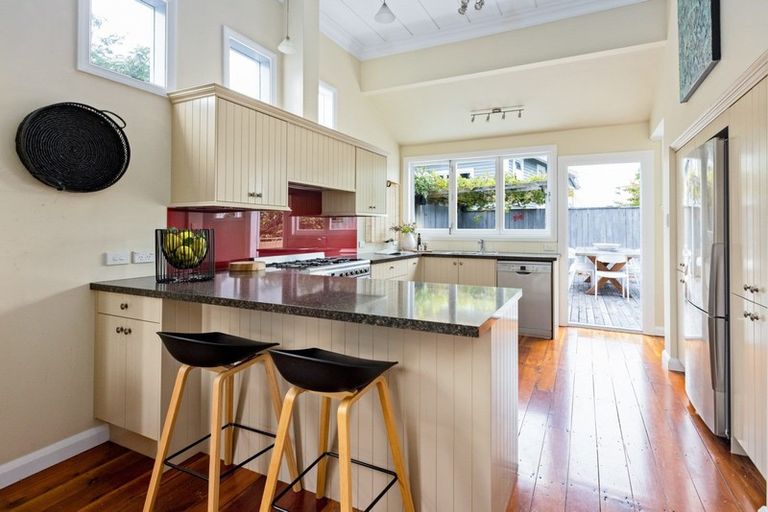 Photo of property in 18 Cobden Road, Bluff Hill, Napier, 4110
