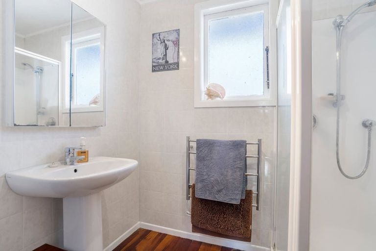 Photo of property in 14 Karamu Street, Te Atatu Peninsula, Auckland, 0610