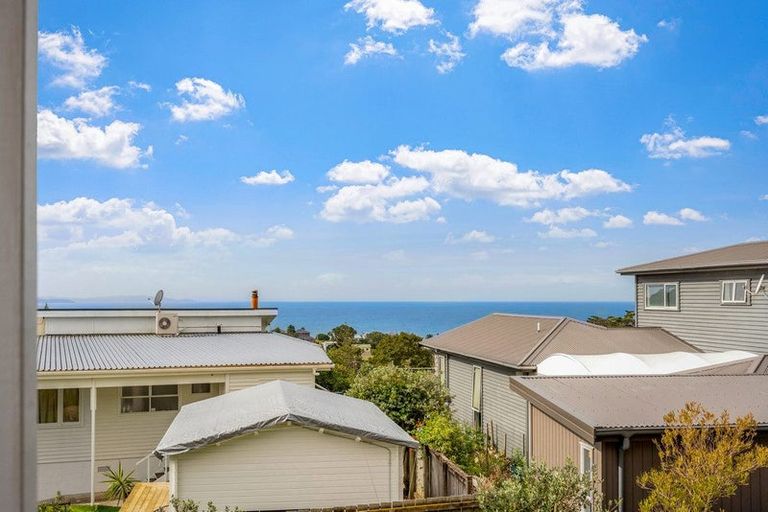 Photo of property in 6a D'oyly Drive, Stanmore Bay, Whangaparaoa, 0932