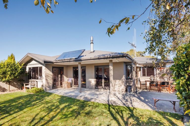 Photo of property in 3 Sunshine Place, Kelvin Grove, Palmerston North, 4414