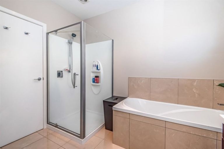 Photo of property in 2/52 Aberdeen Road, Campbells Bay, Auckland, 0620