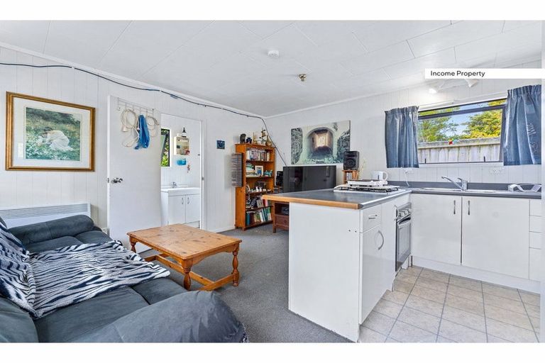 Photo of property in 2/8 Chartwell Avenue, Glenfield, Auckland, 0629