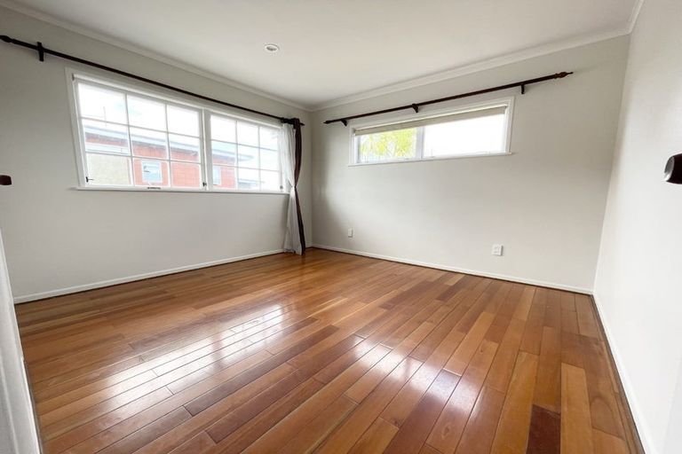 Photo of property in 988 East Coast Road, Northcross, Auckland, 0632