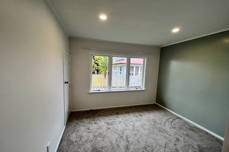 Photo of property in 50 Farquhar Road, Glendene, Auckland, 0602