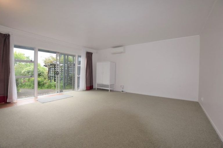 Photo of property in 19a Cleve Road, Green Bay, Auckland, 0604