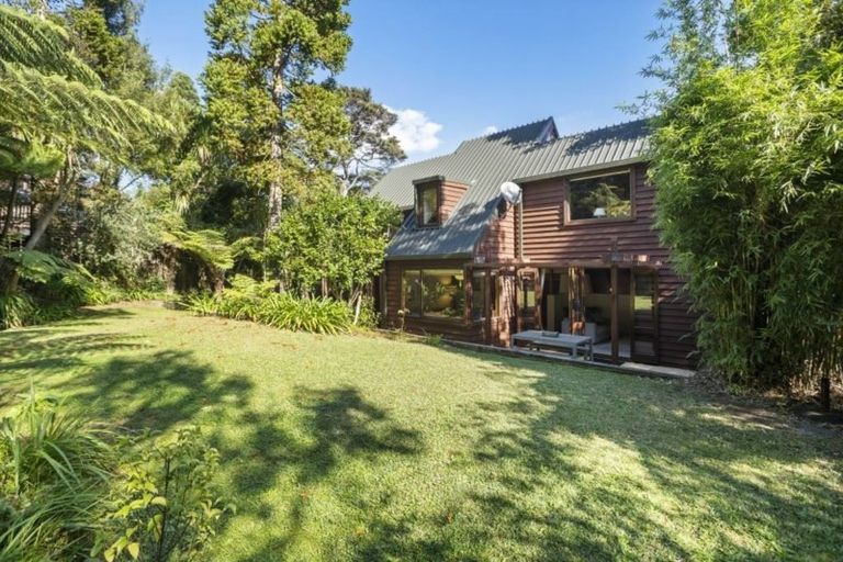 Photo of property in 37 Mappin Place, Chatswood, Auckland, 0626