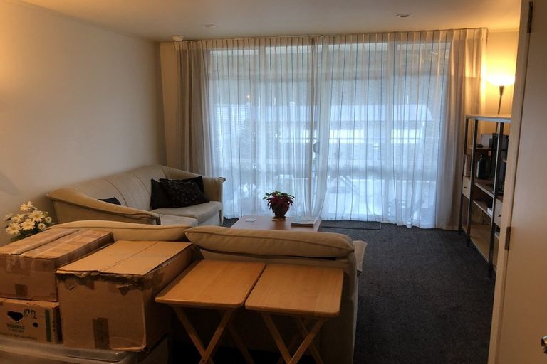 Photo of property in 2f/20 Ian Marwick Place, Birkenhead, Auckland, 0626