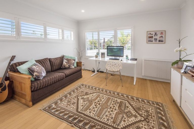 Photo of property in 2/41 Merani Street, Narrow Neck, Auckland, 0622