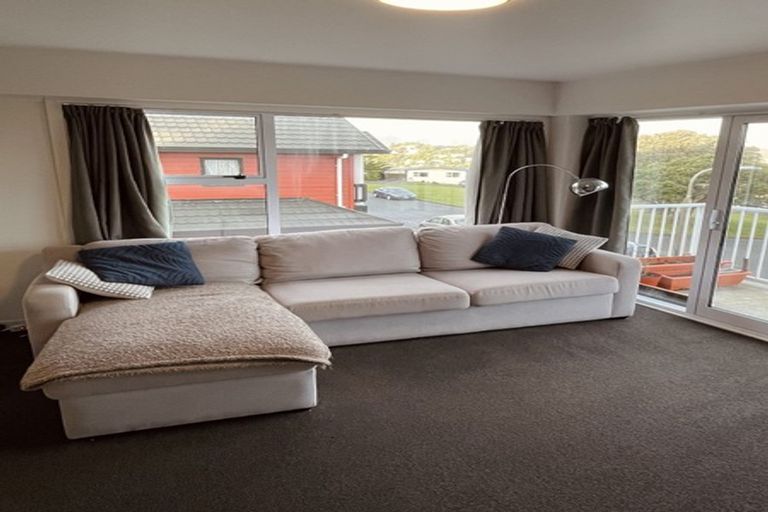 Photo of property in 2/32 Akaroa Drive, Maupuia, Wellington, 6022