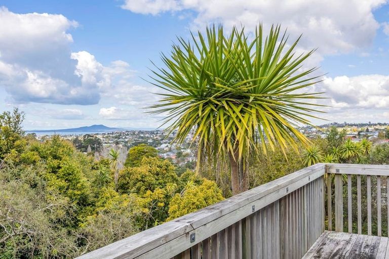 Photo of property in 12 Barker Rise, Northcross, Auckland, 0632