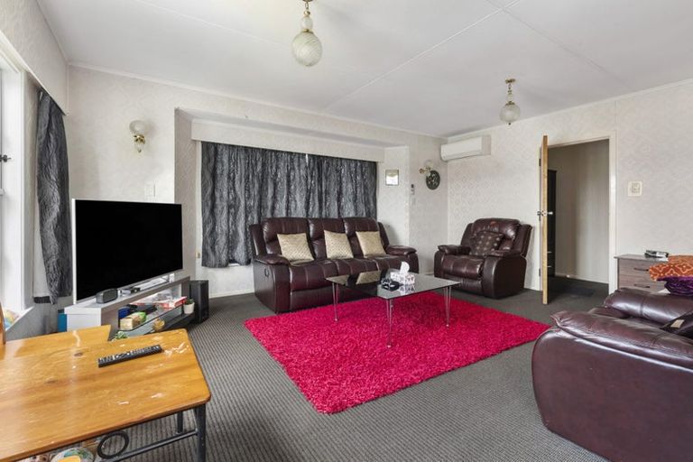 Photo of property in 19 Akaroa Drive, Maupuia, Wellington, 6022