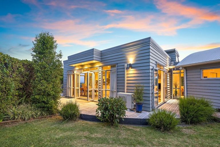 Photo of property in 8 Graceview Way, West Harbour, Auckland, 0618