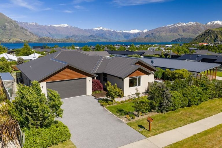 Photo of property in 5 Centre Crescent, Wanaka, 9305