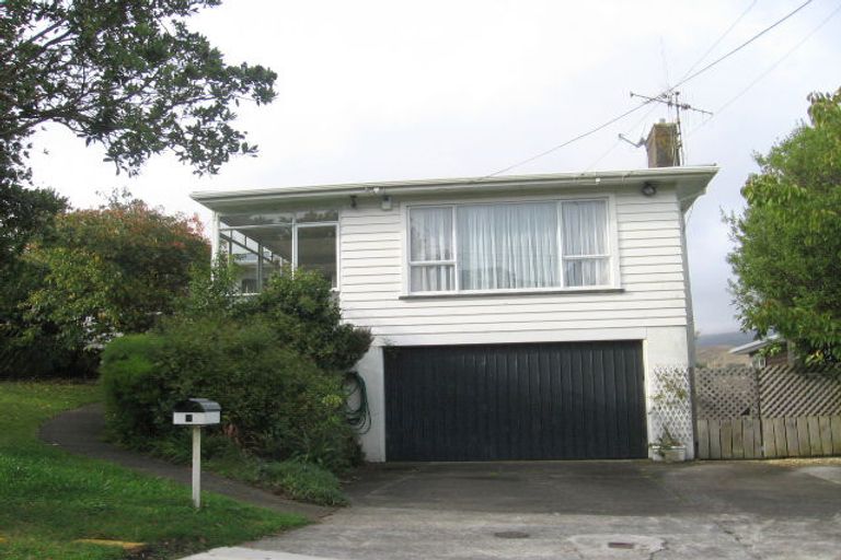 Photo of property in 8 Lane Crescent, Tawa, Wellington, 5028
