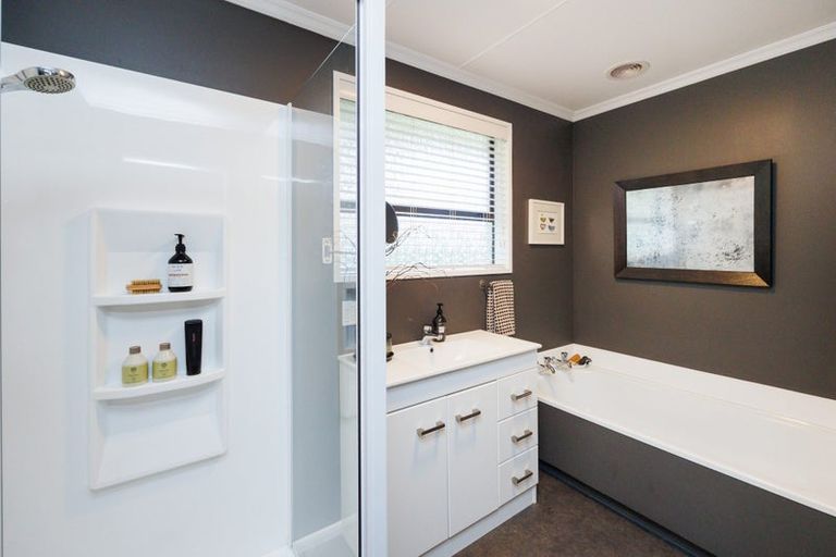 Photo of property in 8 Earl Place, Hokowhitu, Palmerston North, 4410