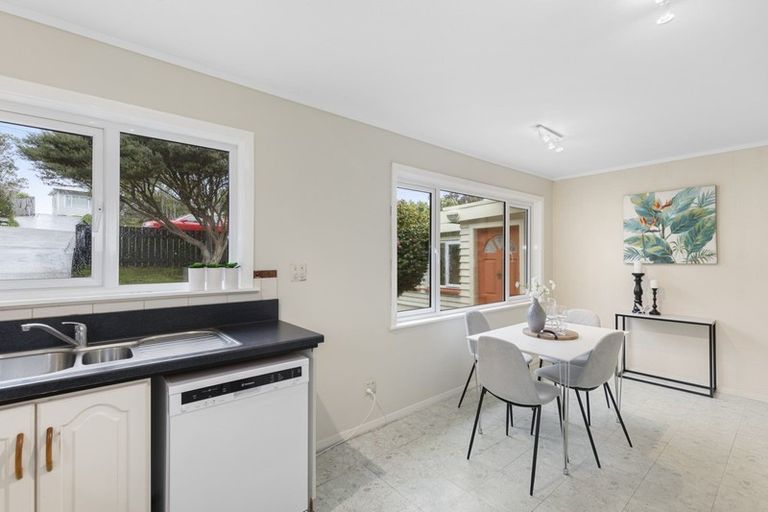 Photo of property in 207 Miromiro Road, Normandale, Lower Hutt, 5010