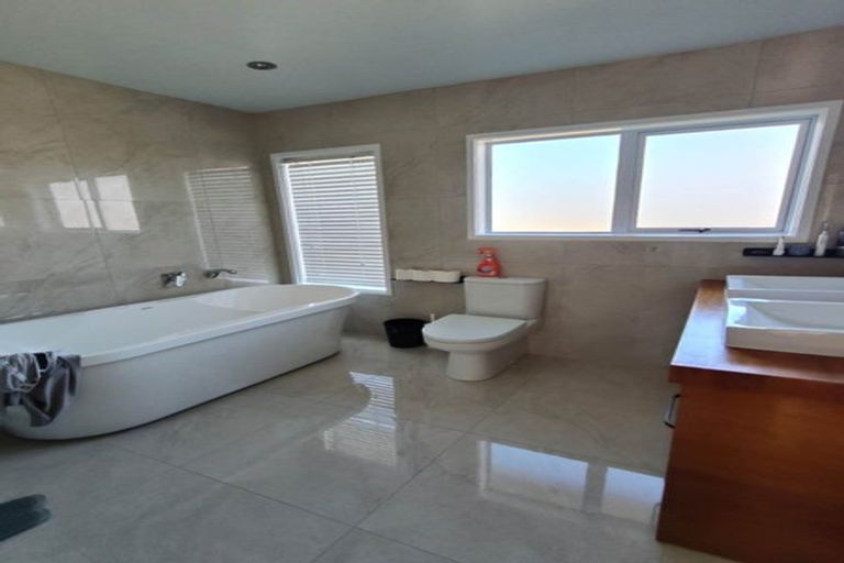 Photo of property in 14 Chelsea View Drive, Chatswood, Auckland, 0626