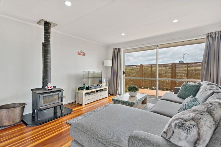 Photo of property in 8 Tawa Place, Waiuku, 2123