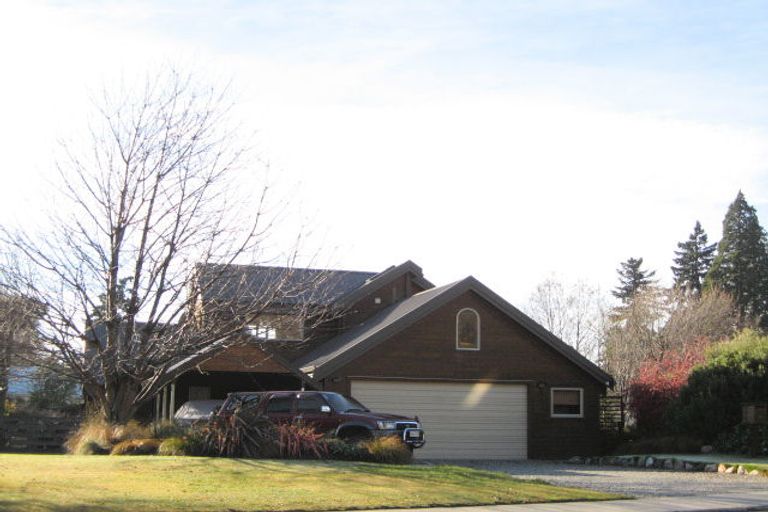 Photo of property in 16 Sargood Drive, Wanaka, 9305