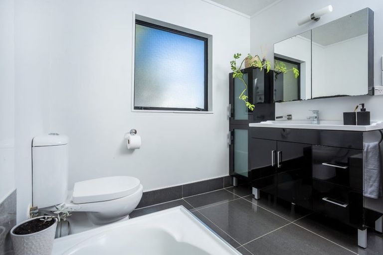 Photo of property in 2/17 Greenvalley Rise, Glenfield, Auckland, 0629