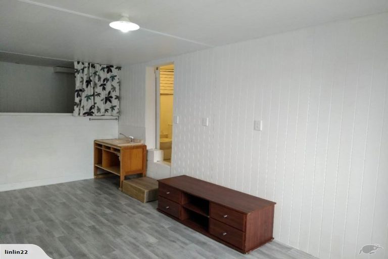 Photo of property in 2/22 Wykeham Place, Glenfield, Auckland, 0629