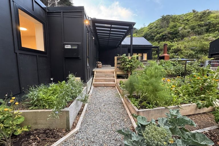 Photo of property in 977 Makara Road, Makara Beach, Karori, 6972