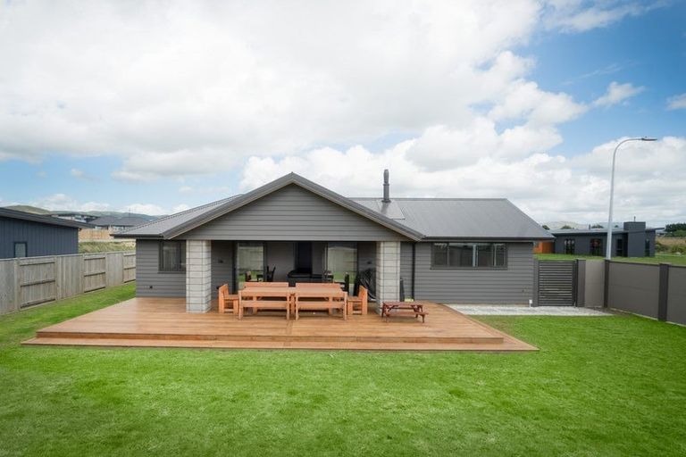 Photo of property in 76 Johnstone Drive, Fitzherbert, Palmerston North, 4410