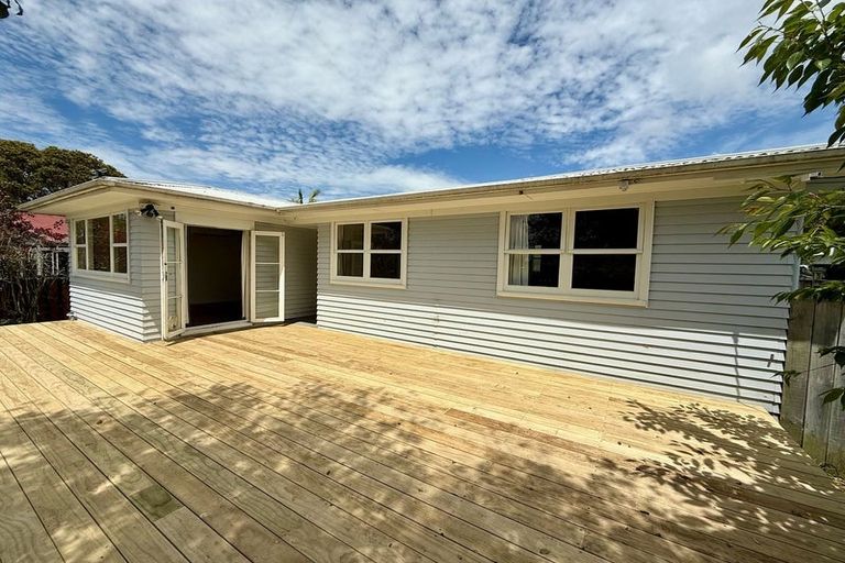 Photo of property in 46 Taipari Road, Te Atatu Peninsula, Auckland, 0610