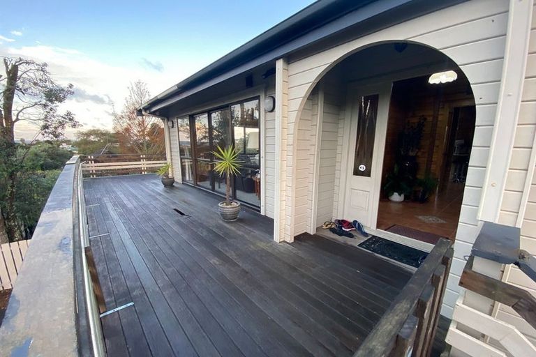 Photo of property in 10 Lagoon Way, West Harbour, Auckland, 0618