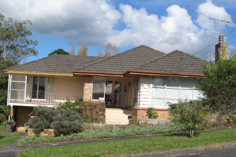 Photo of property in 13 Roland Hill, Glen Eden, Auckland, 0602
