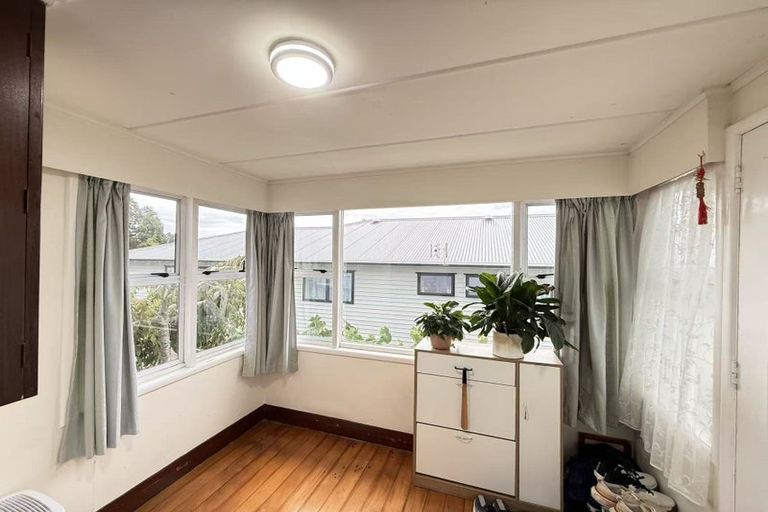 Photo of property in 8 Nikau Street, New Lynn, Auckland, 0600