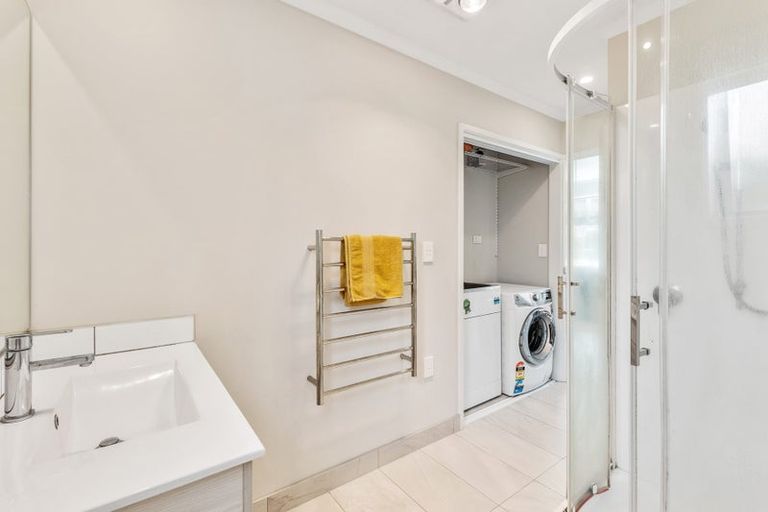 Photo of property in 12 Hilton Close, Fairview Heights, Auckland, 0632