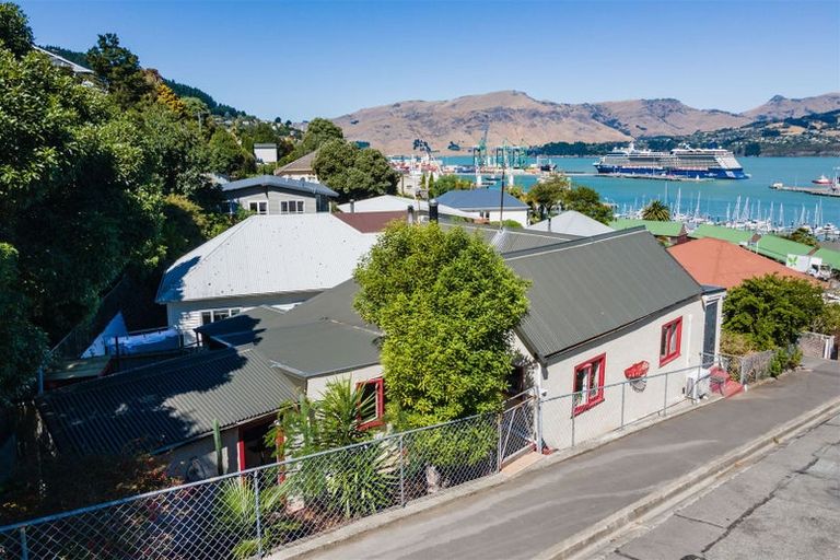 Photo of property in 24 Voelas Road, Lyttelton, 8082
