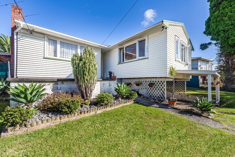 Photo of property in 8 Binsted Road, New Lynn, Auckland, 0600