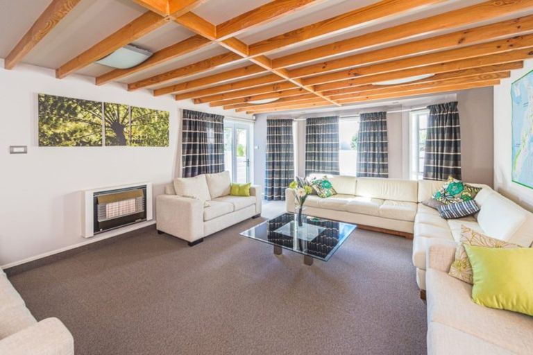 Photo of property in 2 Burtts Road, Durie Hill, Whanganui, 4500