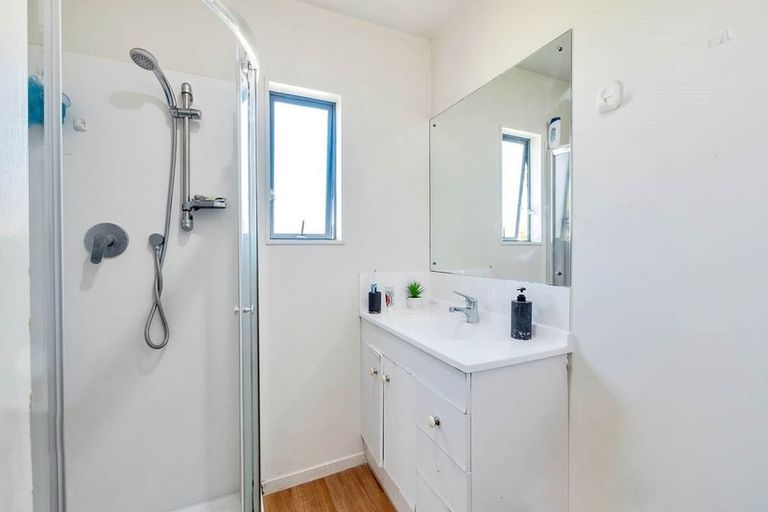 Photo of property in 11 Loughanure Place, Massey, Auckland, 0614