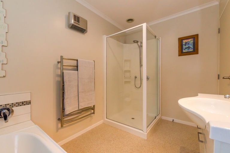 Photo of property in 16 Bluewater Place, Paraparaumu, 5032