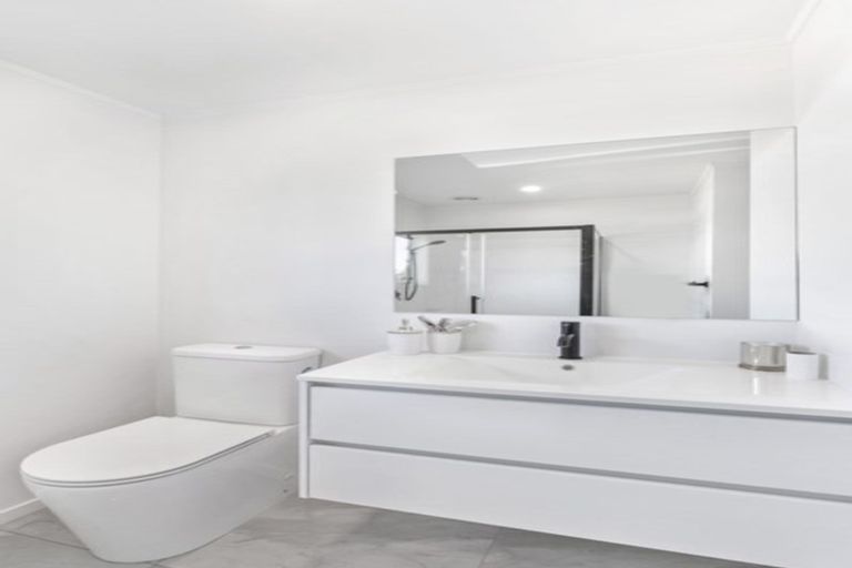 Photo of property in 2/12 Mona Vale, West Harbour, Auckland, 0618