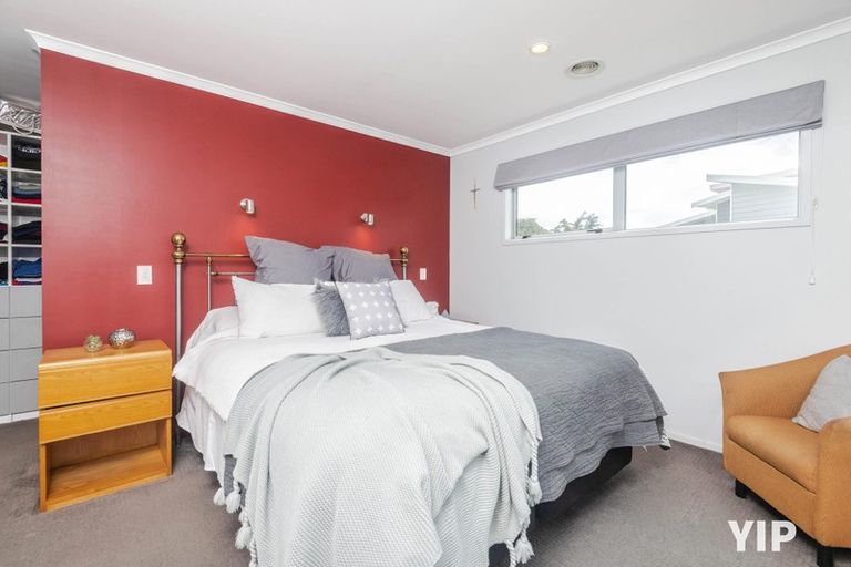 Photo of property in 12 Dress Circle, Newlands, Wellington, 6037