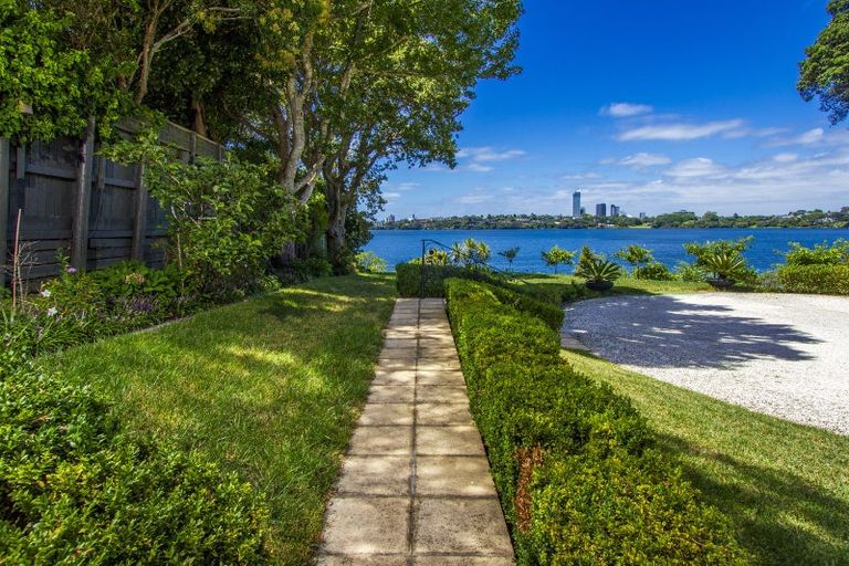 Photo of property in 40 Shakespeare Road, Milford, Auckland, 0620