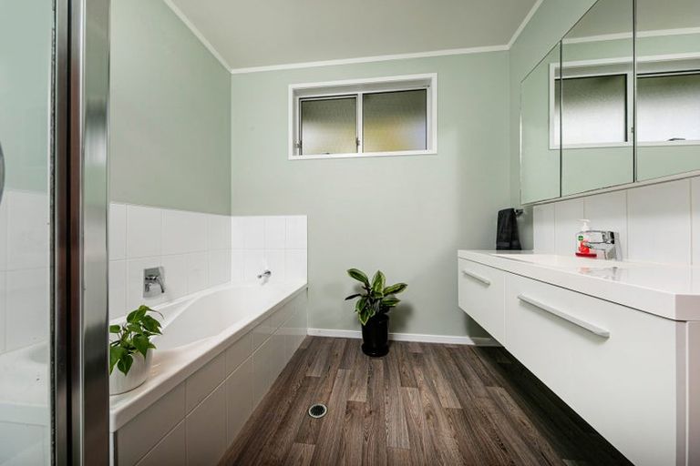 Photo of property in 7 Highlight Parade, Te Atatu South, Auckland, 0610