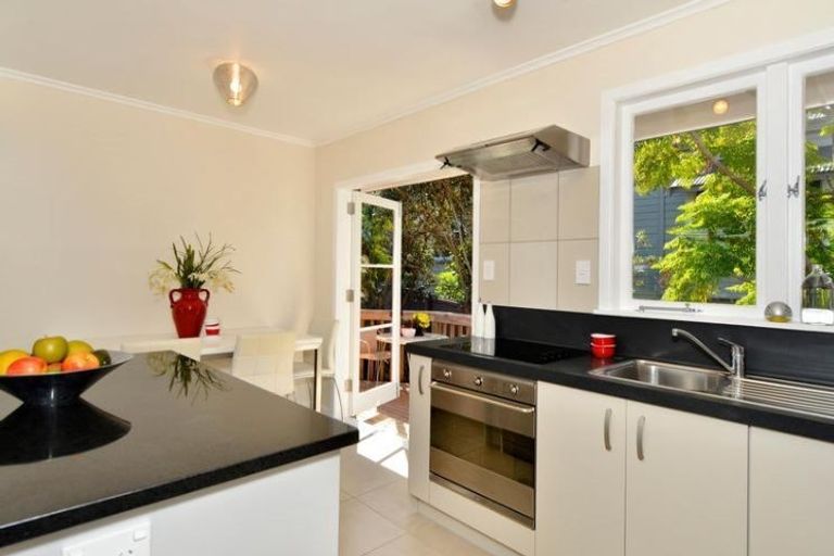 Photo of property in 2/15 East Coast Road, Milford, Auckland, 0620