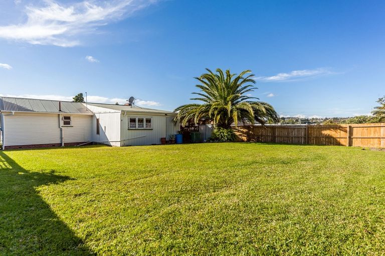 Photo of property in 8 Binsted Road, New Lynn, Auckland, 0600