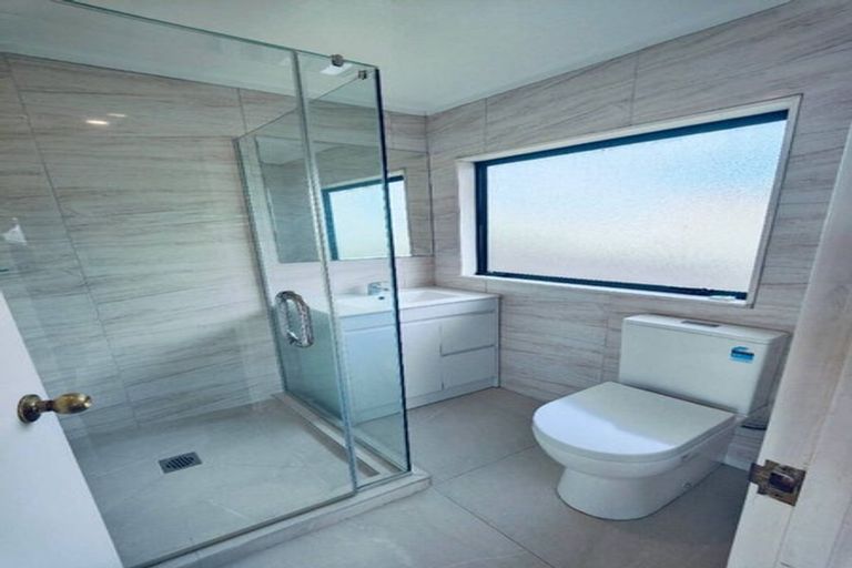 Photo of property in 2/22 Athena Drive, Totara Vale, Auckland, 0629