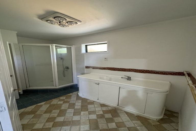 Photo of property in 302 Wairau Road, Glenfield, Auckland, 0629